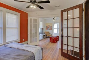 2 bedrooms, desk, iron/ironing board, WiFi