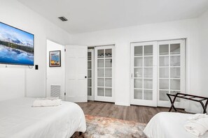 3 Schlafzimmer, Schreibtisch, Bügeleisen/Bügelbrett, Reisekinderbett