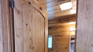 Un intérieur en bois avec une porte donnant sur une salle de bain.