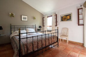 4 bedrooms, free WiFi, bed sheets