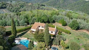 A two-story house with a swimming pool and a trampoline in the yard. - Villa Les Margoutons – Family-friendly villa with heated private pool, sea view and large garden near Cannes (Tanneron)