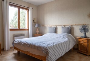 3 bedrooms, iron/ironing board, free WiFi - Villa Le Cantagril: Discover its cozy spaces, beautiful views and inviting pool (Argelliers)