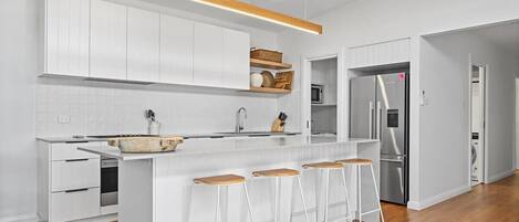 Réfrigérateur, micro-ondes, four, plaque de cuisson