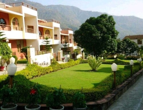 Tranquil Riverside Elegance: Luxury Retreat with Captivating Views by the Ganges