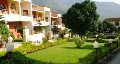 Tranquil Riverside Elegance: Luxury Retreat with Captivating Views by the Ganges