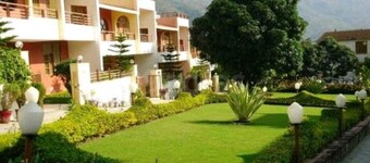 Tranquil Riverside Elegance: Luxury Retreat with Captivating Views by the Ganges
