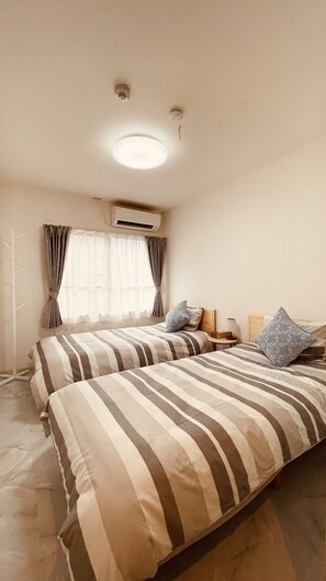 3 bedrooms, WiFi, bed sheets - 450 (Osaka)