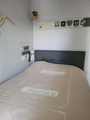 2 bedrooms, iron/ironing board, WiFi