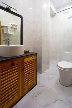 Shower, rainfall showerhead, free toiletries, hair dryer - Hotel Gakyidiana (Paro)