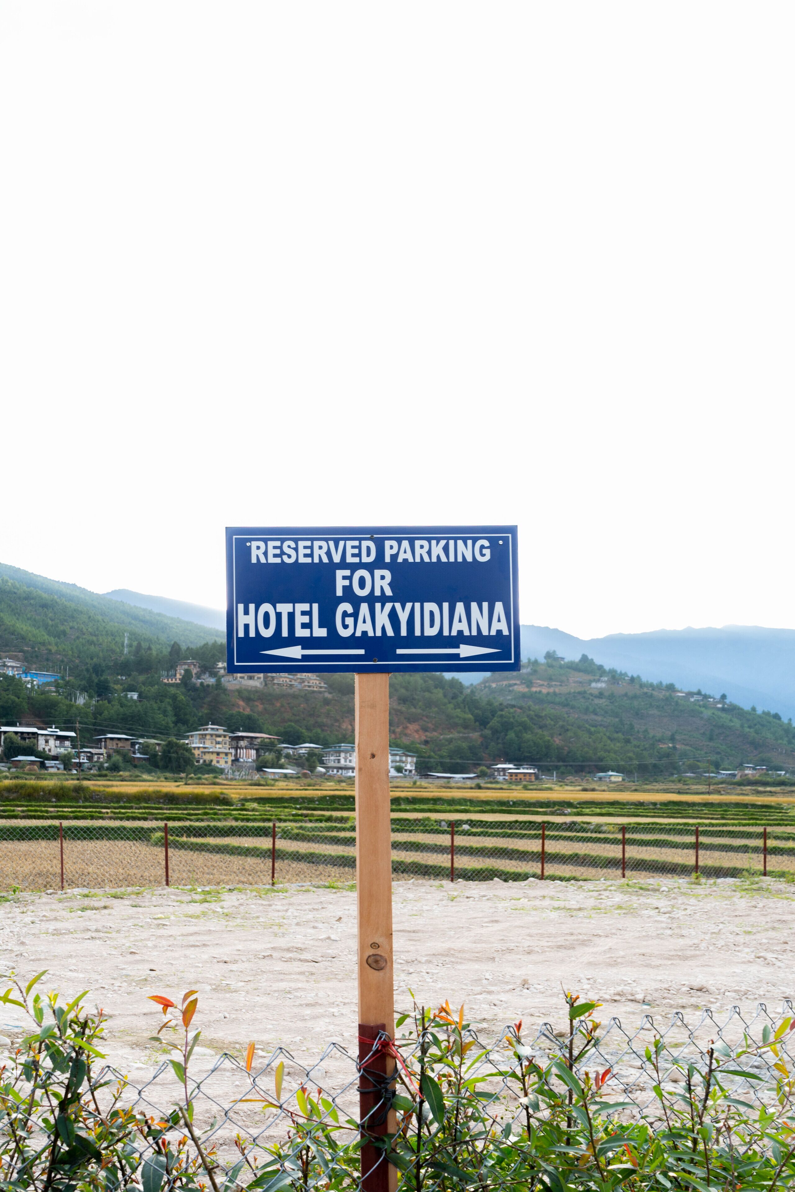 Un panneau indiquant les places de stationnement réservées à l’hôtel Gakydiana.