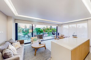 TV - Downtown condo with great views, shared pool, hot tub, & grill (San José del Cabo)