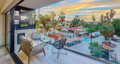 Downtown condo with great views, shared pool, hot tub, & grill