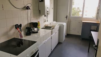 Een microgolfoven, een oven, kookgerei, borden en bestek