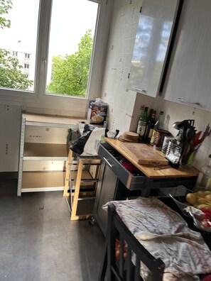 Micro-ondes, four, batterie de cuisine, vaisselle et ustensiles