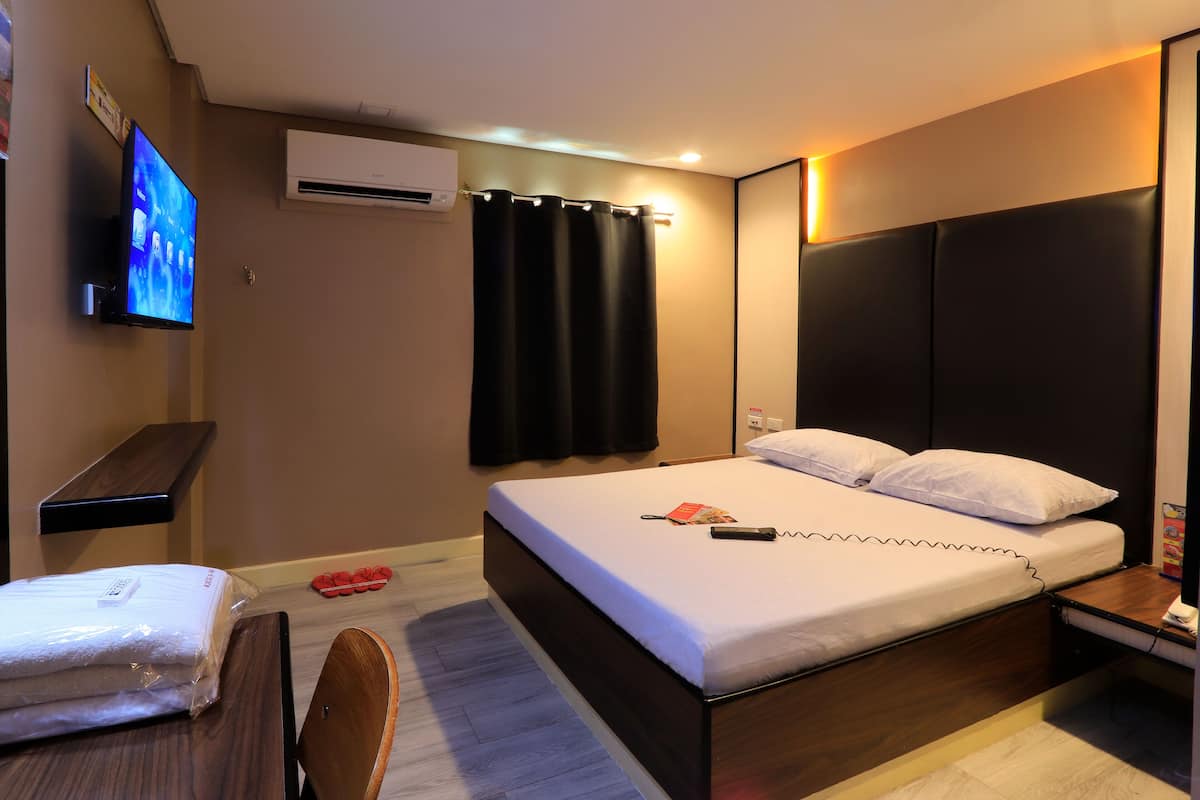 Deluxe Room, 1 Queen Bed | 1 bedroom, free WiFi