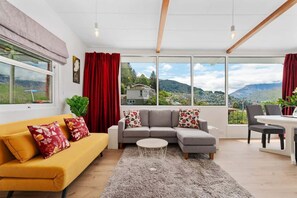 TV - Glasgows Hillcrest Lodge (Queenstown)