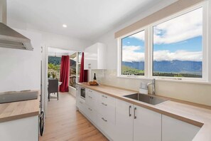 Fridge, microwave, oven, dishwasher - Glasgows Hillcrest Lodge (Queenstown)