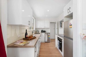 Kühlschrank, Mikrowelle, Ofen, Geschirrspüler