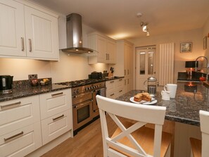 Frigorifero, lavastoviglie, bollitore elettrico, tostapane