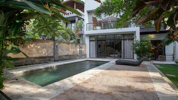 Kolam renang outdoor, dengan kursi berjemur