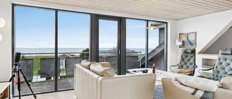 Télévision, cheminée, baby-foot