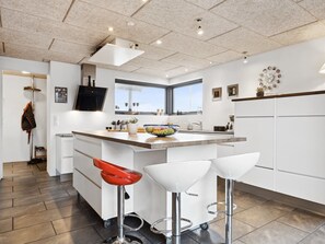 Een koelkast, een magnetron, een oven, een vaatwasser