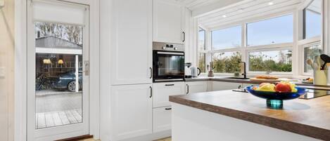 Fridge, microwave, dishwasher, cookware/dishes/utensils