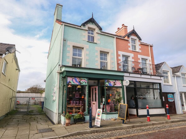A building with a shop on the ground floor named "The Bell". - The Bell Apartment (Cemaes Bay)