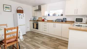 Kühlschrank, Wasserkocher, Toaster, Kochgeschirr/Geschirr/Besteck
