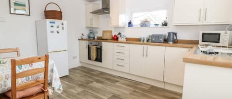 Kühlschrank, Wasserkocher, Toaster, Kochgeschirr/Geschirr/Besteck