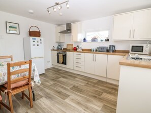 Fridge, electric kettle, toaster, cookware/dishes/utensils - The Bell Apartment (Cemaes Bay)