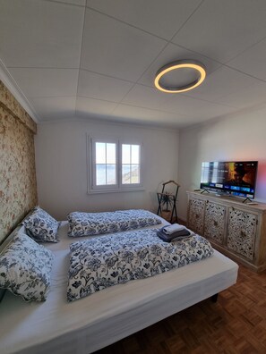 3 bedrooms, desk, iron/ironing board, travel cot