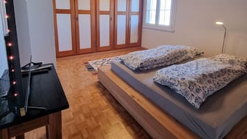 3 bedrooms, desk, iron/ironing board, travel crib