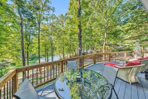 Outdoor dining - Little Slice of Heaven- SML retreat with a firepit and kayaks for everyone to enjoy. (Moneta)