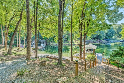 Little Slice of Heaven- SML retreat with a firepit and kayaks for everyone to enjoy.