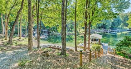 Little Slice of Heaven- SML retreat with a firepit and kayaks for everyone to enjoy.