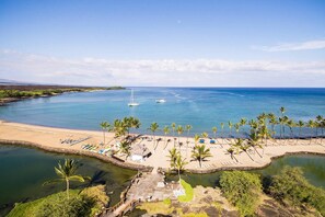 On the beach - Spacious 2BR Condo On The Beach - Family Friendly - Beach Gear Rentals! (Waikoloa Beach)