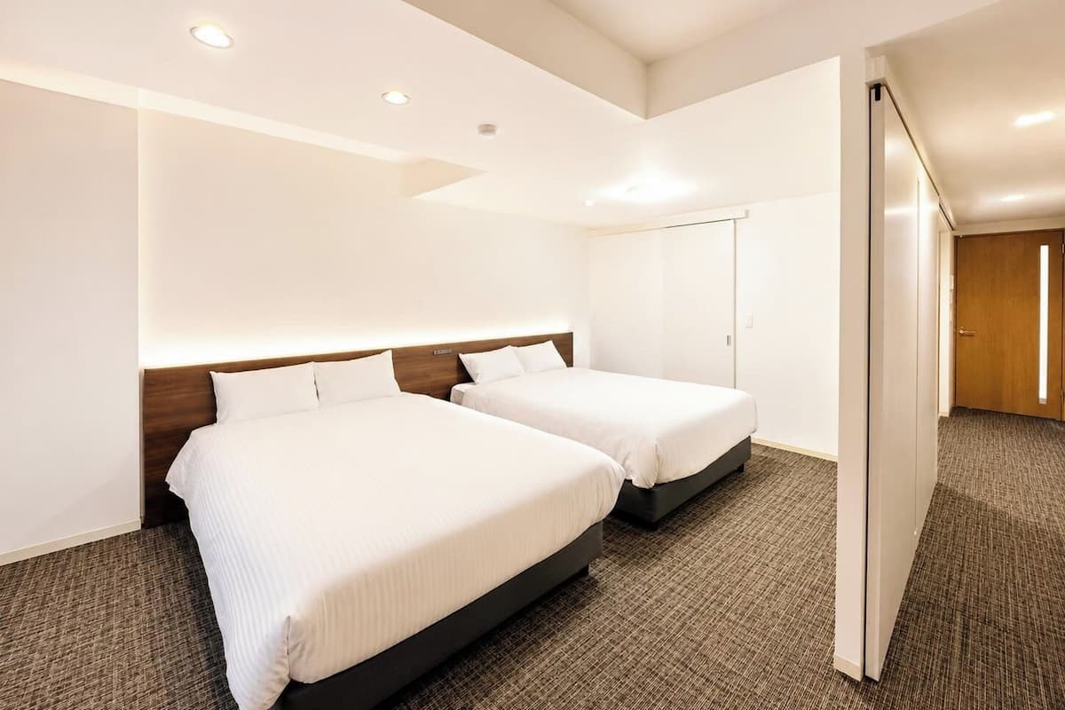 Tabla de planchar con plancha, wifi gratis y ropa de cama