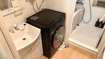 Double Room | Bathroom | Hair dryer, towels, shampoo, toilet paper