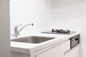 Refrigerador con freezer, microondas, placa de cocina