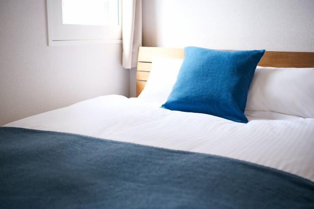 Tabla de planchar con plancha, wifi gratis, ropa de cama