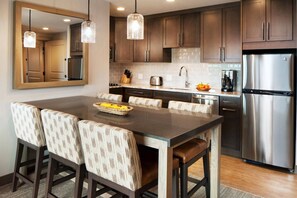 Kühlschrank, Mikrowelle, Herdplatte, Geschirrspüler