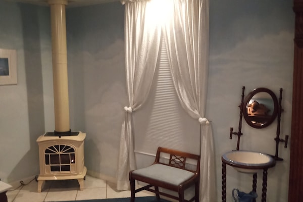 Deluxe Room, 1 King Bed, Balcony, Mountain View | 1 bedroom, soundproofing, iron/ironing board, free WiFi