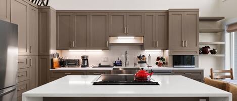 Frigorífico, microondas, horno y placa de cocina