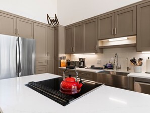 Refrigerador, microondas, horno, placa de cocina