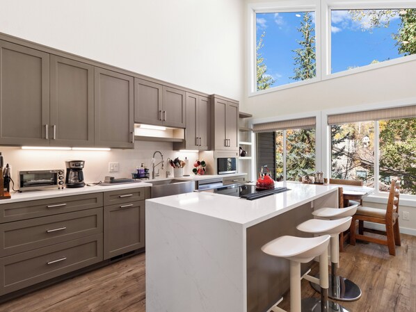 冷蔵庫、電子レンジ、オーブン、コンロ