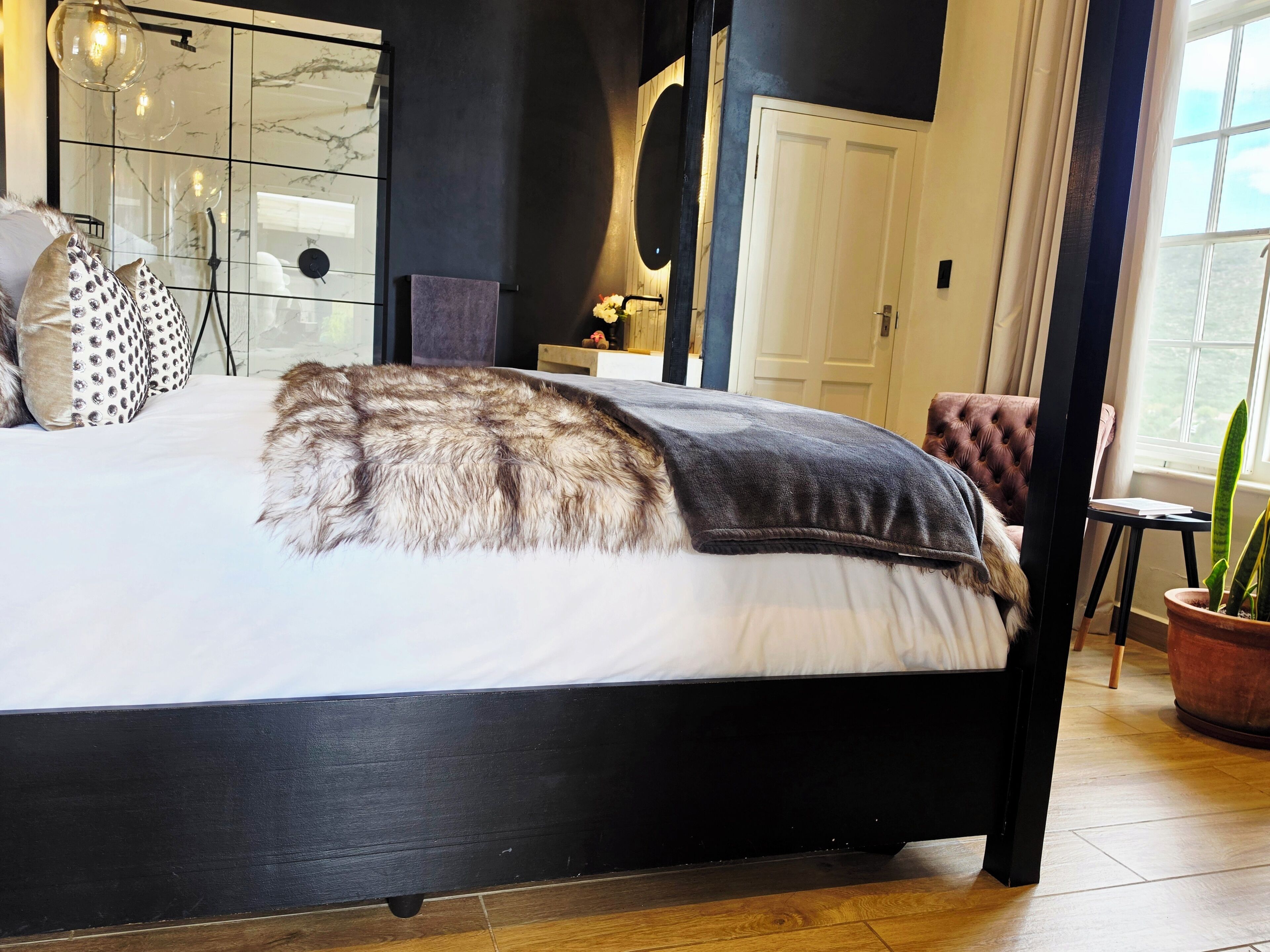 Chambre Deluxe double | Lit avec matelas Tempur-Pedic, minibar, coffre-fort, décor unique