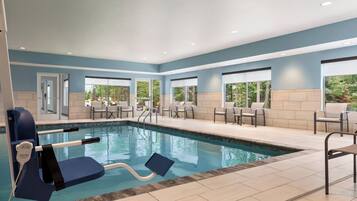 Una piscina cubierta