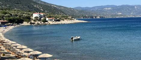 Privat strand, solsenger og parasoller
