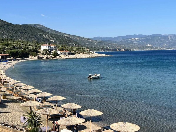 Private beach, sun loungers, beach umbrellas - Nereides Seaside Apartments (Samos)
